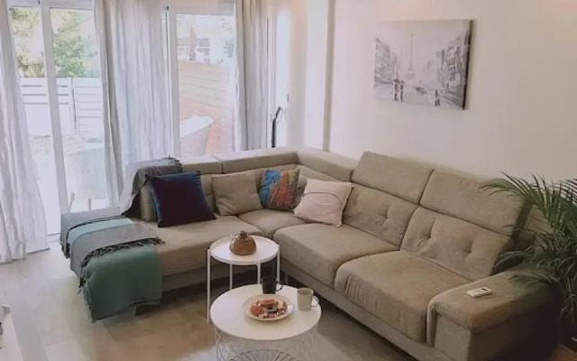 29 LIM - Downtown Retreat