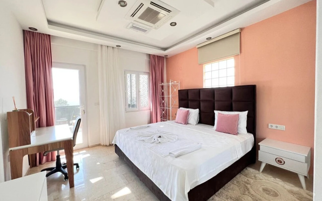Luxury 7-bed Villa With Pool and Jacuzzi, Fethiye