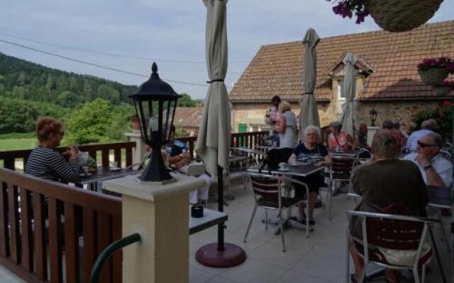 Hôtel-Restaurant Auberge de la Chaloire**