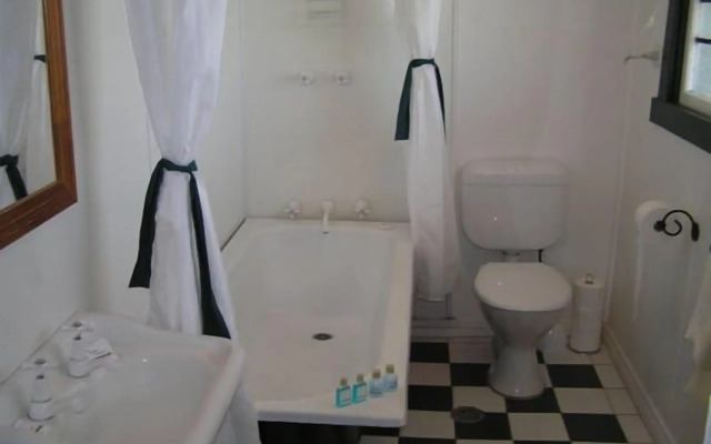 Charles Rasp Motor Inn & Cottages