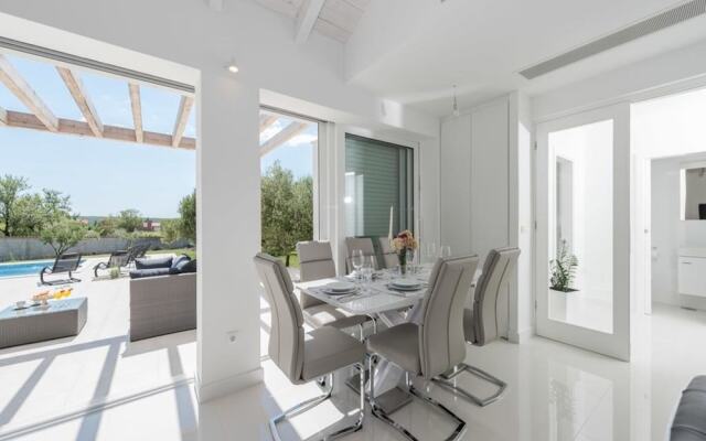 Luxurious Villa in Debeljak With Swimming Pool