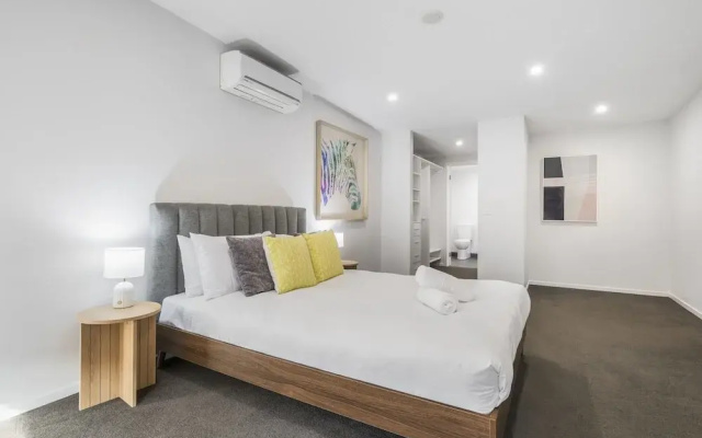 Northcote 3-bed Townhouse Near Cafes & Shops
