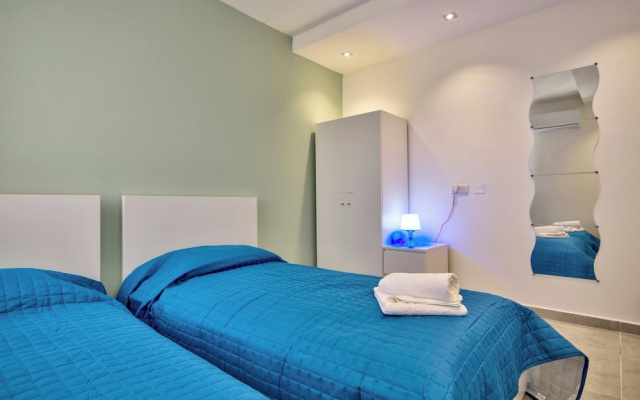 Amazing Airy Apartment Surrounded by All Amenities