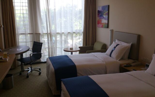 Q Box Hotel (Former Holiday Inn Express Meilong)