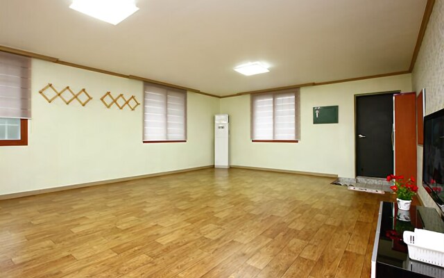 Pocheon Sanjeong Lake Travel Sketch Pension