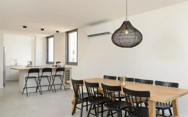 Stylish & Spacious 3 bedroom apartment by the Sea