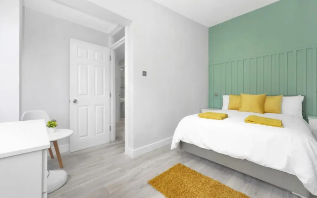 Stylish 4-bed Apartment - Parking & Central Links