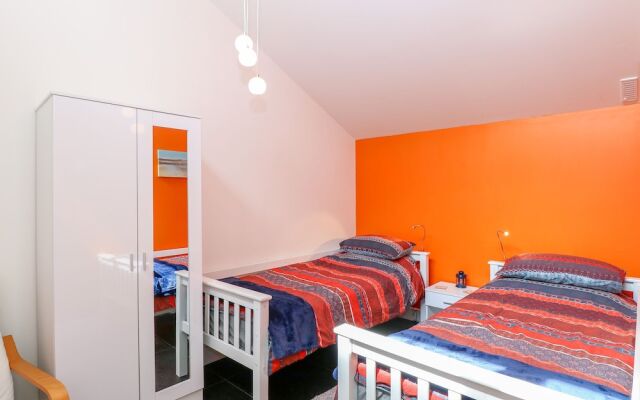 3 Frazers Court