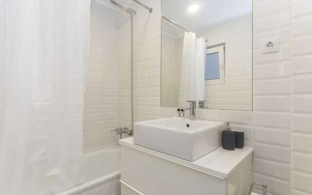 Amazing 3 Bedroom Apartment In City Center Fits 8