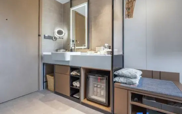 Beijing Houhai Nanluoguxiang Subway Station Atour Hotel