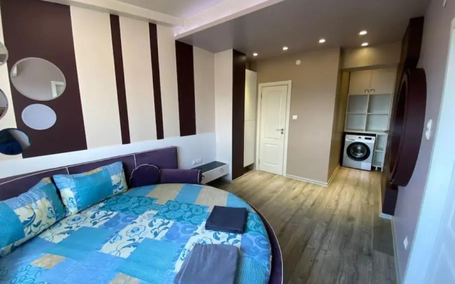 Modern 1BR Apartment with Hill View & Free Street parking