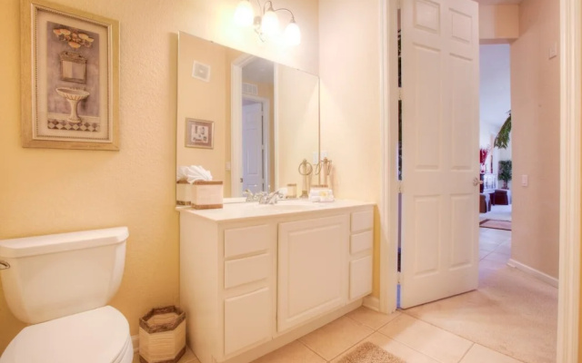 Lovely Third-floor Vista Cay Resort Condo!