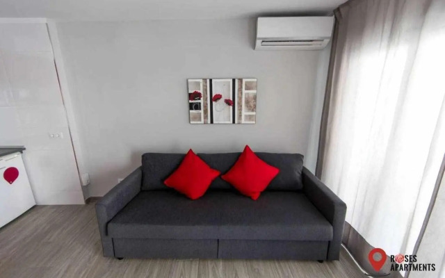 Roses Apartments Red Loft vista mar lateral