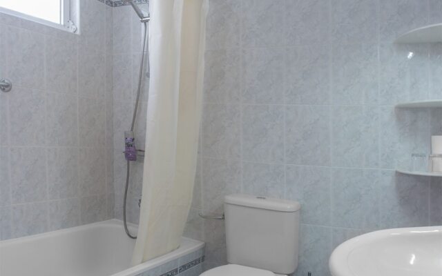 1 Bed House - Sleeps 2 - Pool - Parking - Wifi