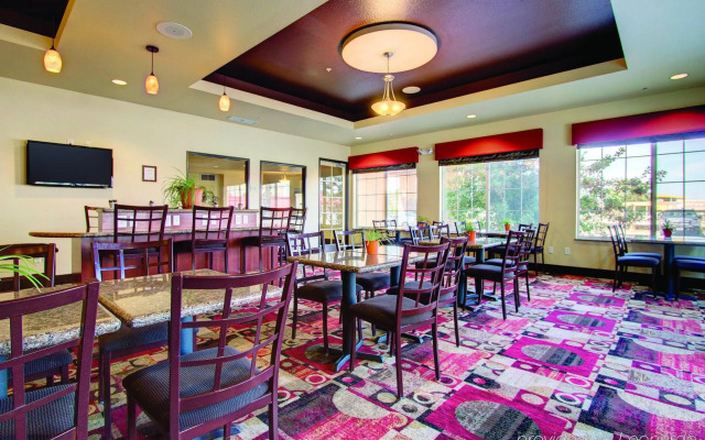 La Quinta Inn & Suites by Wyndham Denver Gateway Park