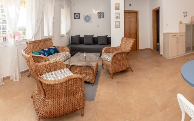 FM Premium 1-BDR Apartment with Parking - Azure Joy