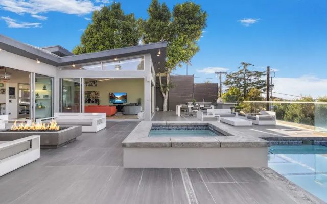 Mulholland View - Mid-century Modern Escape w/ Infinity Pool