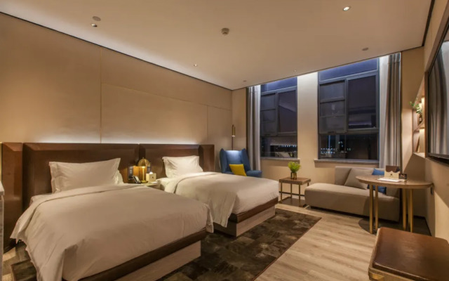 Echarm Plus Hotel (Wuhan Donghu College Dahualing Subway Station)
