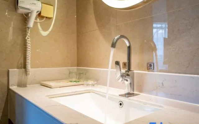 Vienna 3 Best Hotel (Jiangnan Market Julong Subway Station)