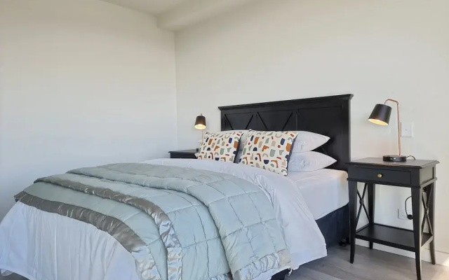 Luxe Apt w Harbour-Sunset Views -Parking
