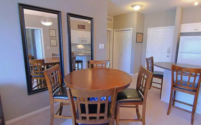 Pinnacle Pointe Resort by kelownacondorentals