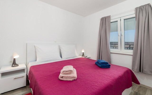 Awesome Apartment in Vlasici With 1 Bedrooms and Wifi