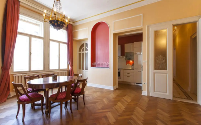 Filip Palace Luxurious Apartment