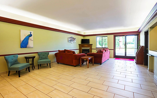 Econo Lodge Inn & Suites