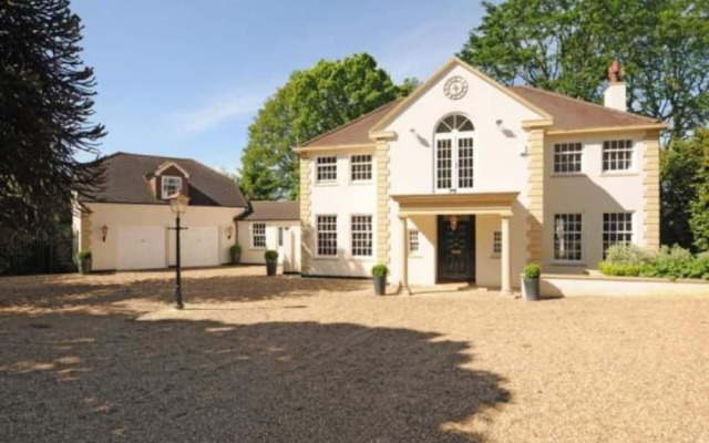 Captivating 5-bed House in Woking