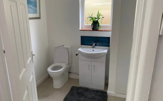 2 Bed-sleeps 4-parking-pets-10 min Walk to Beach