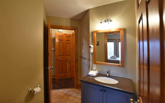 The Lodges at Blue Mountain - Historic Snowbridge Condos