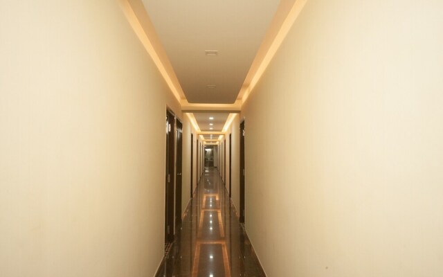 OYO 27032 Sri Kumaran Residency