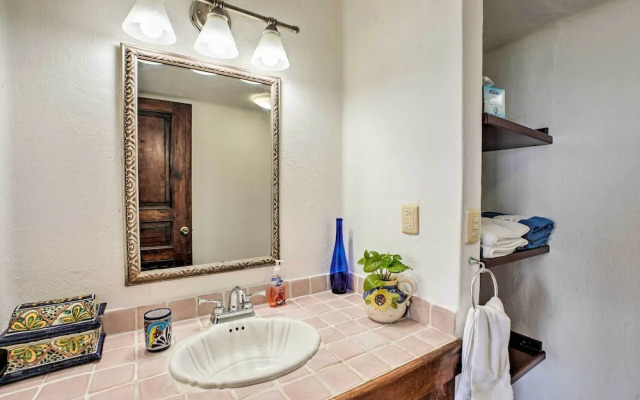 Updated Oceanside Townhome w/ Pool: Walk to Beach!
