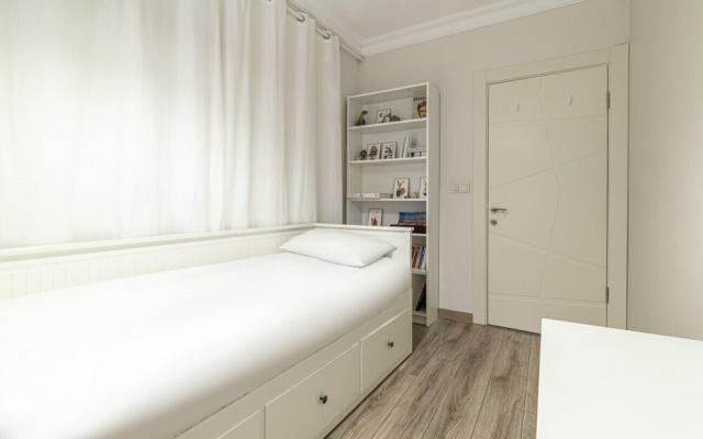 Vibrant and Central Flat With Balcony in Maltepe
