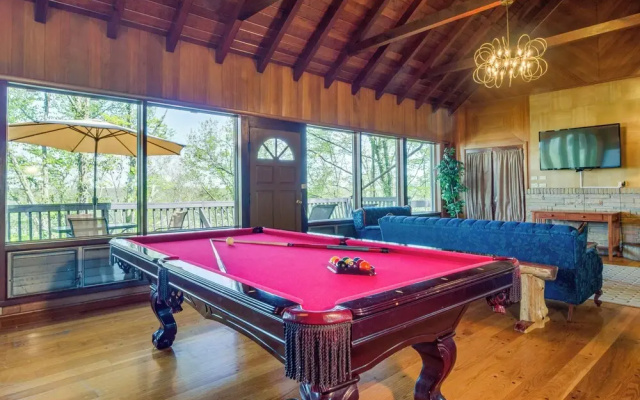 'ledge Lodge' Burkesville Getaway: Pool & Views!