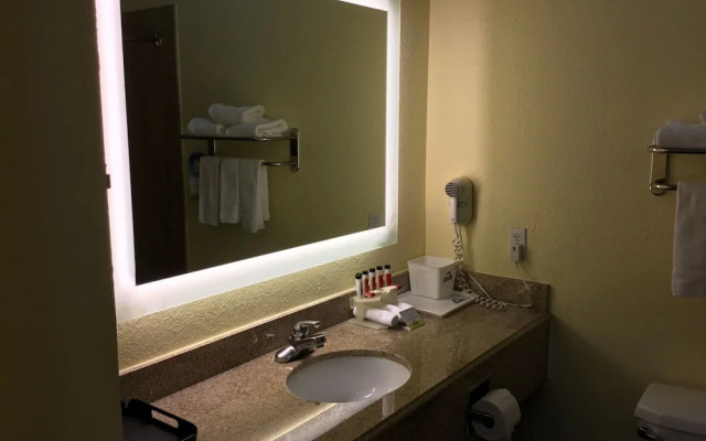 Days Inn & Suites Pasadena