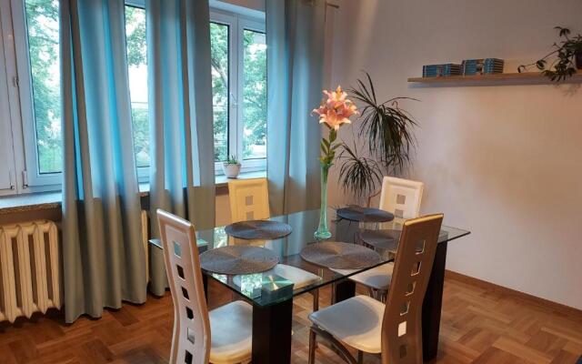 APART- salon z aneksem kuchenym, 2 sypialnie, łazienka