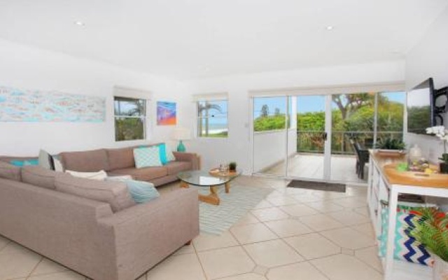 Unit 2, Beach Gallery, 9 Andrew Street Point Arkwright, 500 Bond, Linen Supplied – Balcony – Point Arkwright