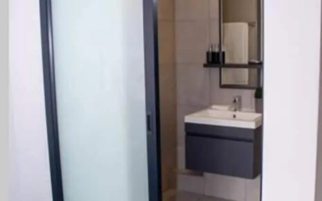 Contemporary Spacious & Comfortable Apartment