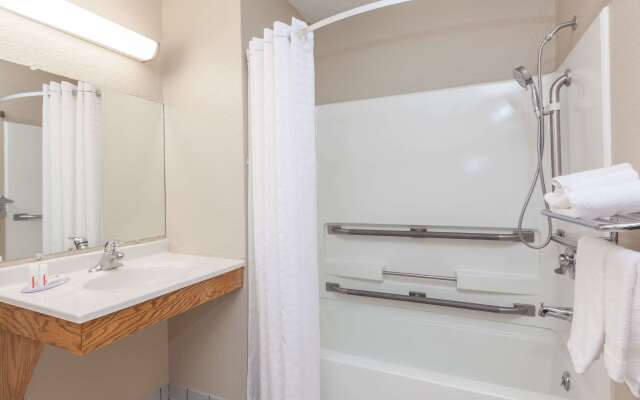 Super 8 by Wyndham Dunbar/Charleston Area