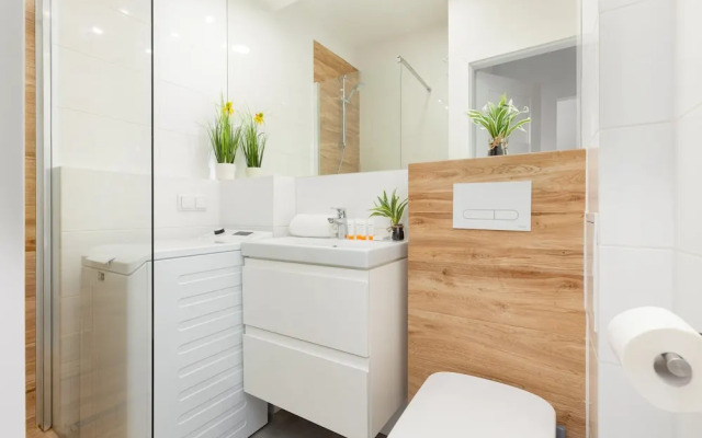 Bright Studio With Balcony by Renters