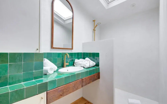 Cozy & Elegant Retreat Near Notre-Dame