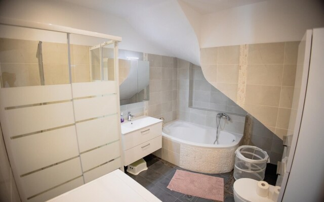 Valentini s Uptown Flat