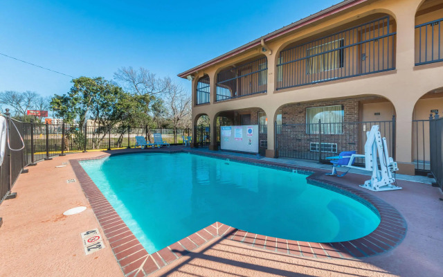 Econo Lodge San Marcos University Area