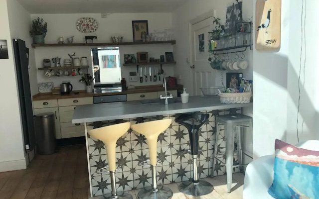Sunnyview 5-bed House in Kingsbridge With Parking