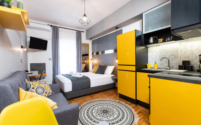 Downtown Luxury Boutique Suites : the yellow suite