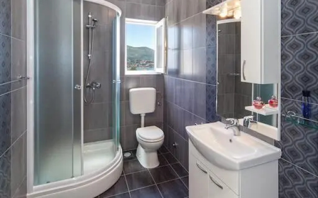 Three-Bedroom Apartment with Sea View in Split