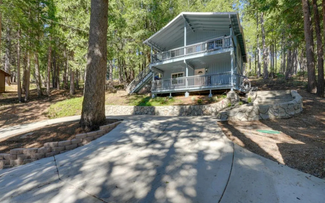 12 Mi to Apple Hill: Family-friendly Cabin Retreat