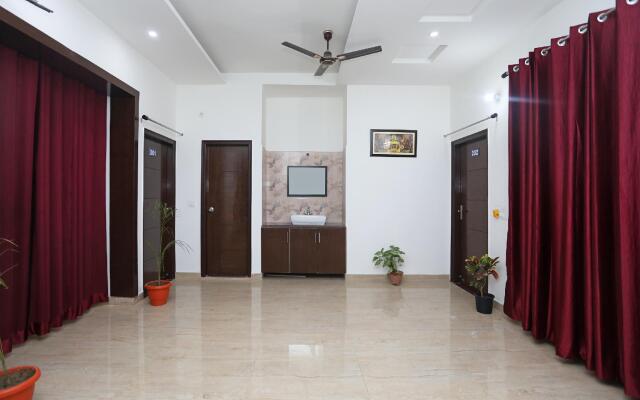 OYO 10888 Aastha Residency