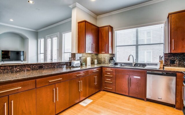 Gorgeous Oak Lawn Townhouse